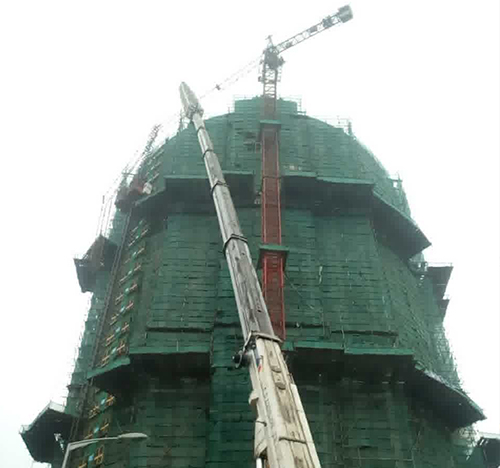 邵东吊车在工地上作业