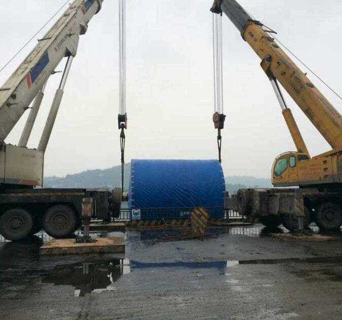 邵东吊车正在作业中